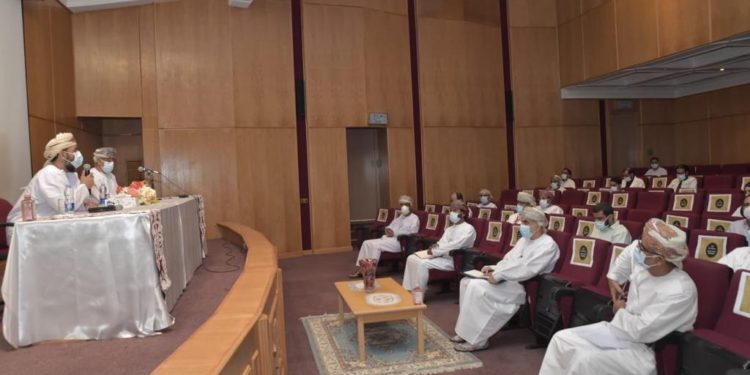 لمتابعة الخدمات الصحية المخصصة لمواجهة كوفيد19..  وزير الصحة يزور شمال وجنوب الباطنة