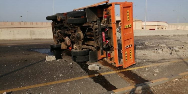 حادث تدهور شاحنة.. والشرطة تنبه
