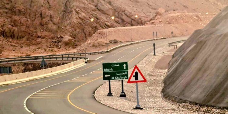 بدء تشغيل أعمدة الإنارة بطريق الخبيب