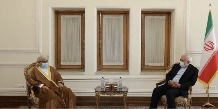 وزير الخارجية الإيراني يستقبل سفير السلطنة