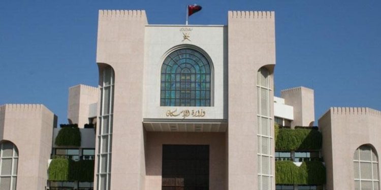إجراءات تنظيمية لتفعيل قانون حظر تملك غير العمانيين للأراضي والعقارات