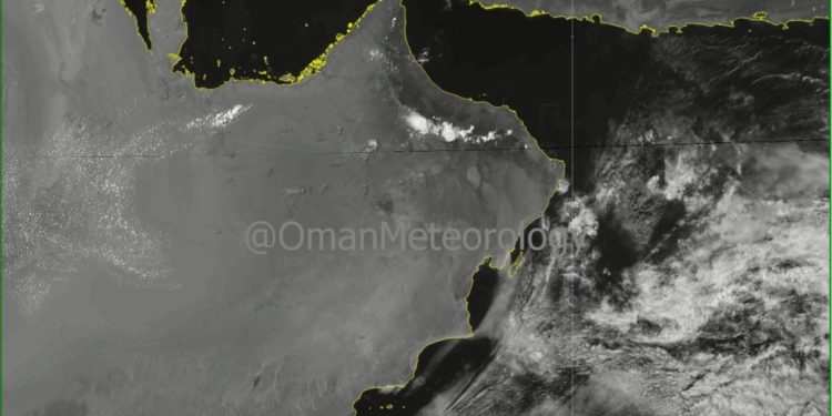توقات بأمطار رعدية ورياح هابطة نشطة