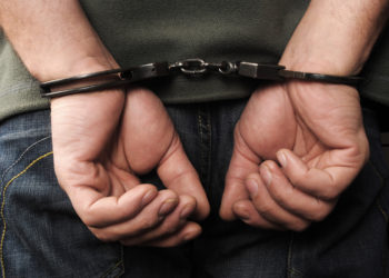 القبض على ثلاثة أشخاص بتهمة السرقة