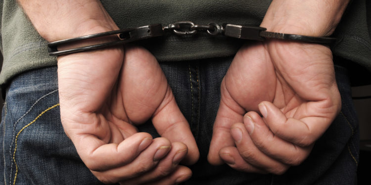 القبض على ثلاثة أشخاص بتهمة السرقة