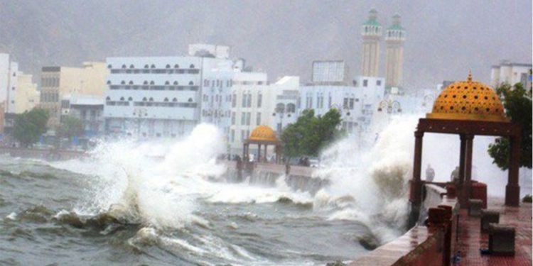 الأرصاد تصدر تنبيهًا بارتفاع موج البحر على سواحل السلطنة