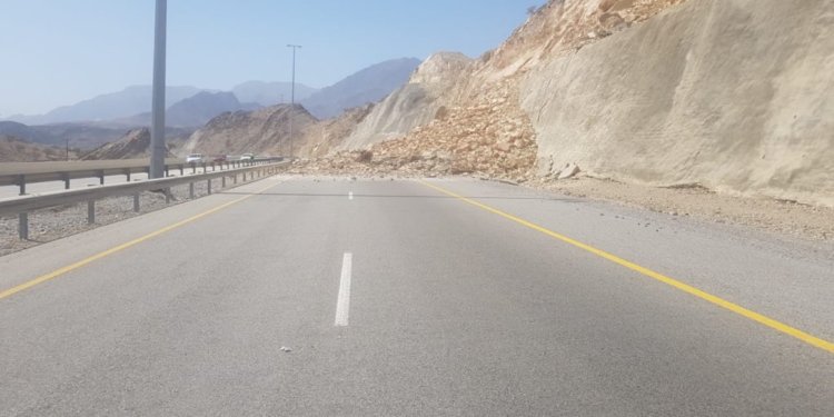 استمرارية التعامل مع الانهيار الجبلي.. وتحويل الحركة المرورية