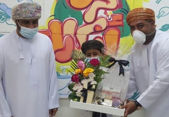 طفل يوزع الورد.. وهيئة البيئة تكرمه