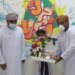 طفل يوزع الورد.. وهيئة البيئة تكرمه
