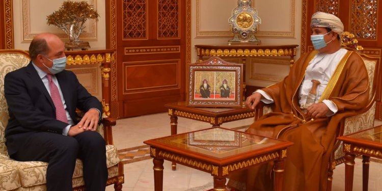 وزير المكتب السلطاني يستقبل وزير الدفاع بالمملكة المتحدة