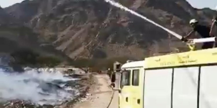 اخماد حريق لمخلفات أعشاب بولاية دبا