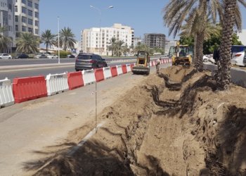 بلدية مسقط تنفّذ قناة لتصريف المياه بمنطقة الغبرة