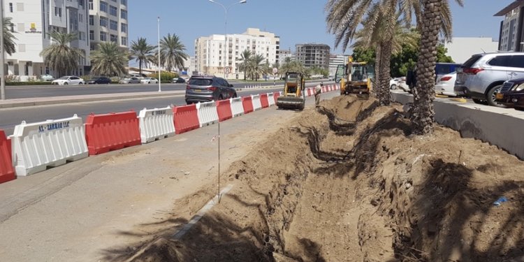 بلدية مسقط تنفّذ قناة لتصريف المياه بمنطقة الغبرة