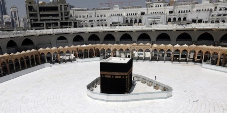 السعودية تعلن عن السماح بأداء ⁧‫العمرة‬⁩ والزيارة تدريجيًا