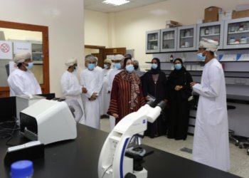 المحروقية تطلع على أبرز مستجدات جامعة نزوى