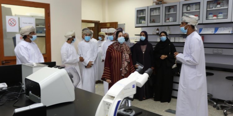 المحروقية تطلع على أبرز مستجدات جامعة نزوى