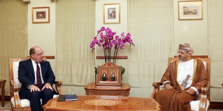 البوسعيدي يبحث العلاقات الثنائية وسبل تطويرها مع وزير الدفاع البريطاني