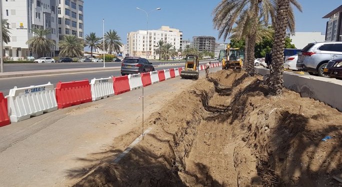 بالصور.. بلدية مسقط تبدأفي تنفيذ قناة مفتوحة لتصريف المياه في الغبرة