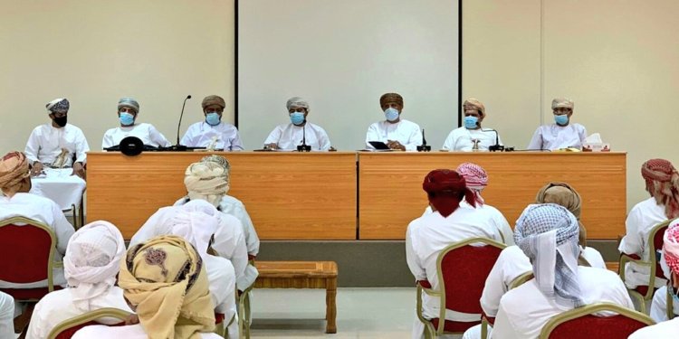 وزير التجارة والصناعة وترويج الاستثمار يلتقي بتجّار ولاية دبا