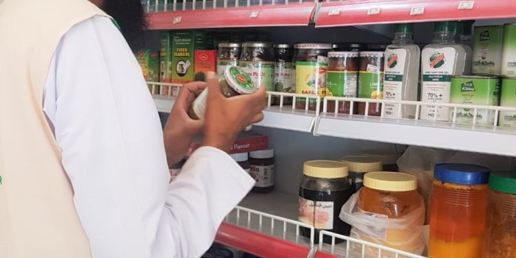 بلدية سمائل تحرر مخالفتين وتتلف مواد غير صالحة للإستهلاك الآدمي