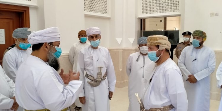 رئيس المحكمة العليا يزور مجمع المحاكم بنزوى ودائرة الكاتب بالعدل