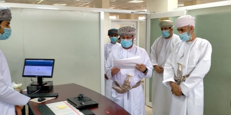 رئيس المحكمة العليا يطلع على سير العمل في مجمع محاكم إبراء