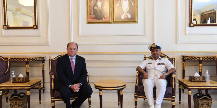 وزير الدفاع بالمملكة المتحدة يغادر البلاد