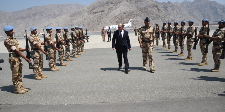 وزير الدفاع بالمملكة المتحدة يزور محافظة مسندم