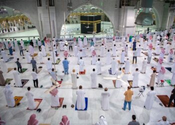 بالصور: لأول مرة منذ 8 أشهر ..المصلون يؤدون صلاة الفجر في المسجد الحرام