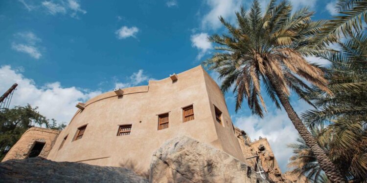 وزارة التراث والسياحة وبنك مسقط يحتفلان بإنجاز مشروع تطوير قرية مسفاة العبريين التراثية