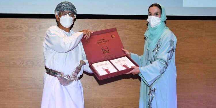 الإحتفال بتكريم أعضاء فريق كتاب فريق ” القيادة وصناعة القرارت” و ” “المبادرات المجيدة بالملتقى السنوي للريادة”