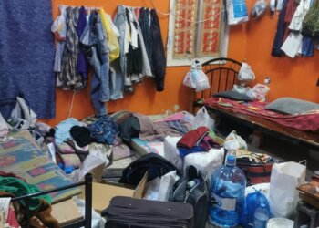 بمساندة الشرطة.. مداهمة منزل في السيب