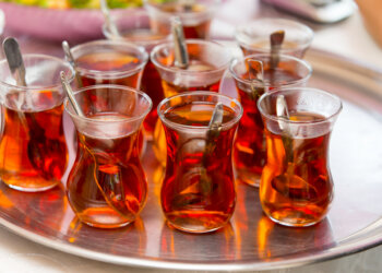 دراسة: شرب 5 أكواب من الشاي يوميا يحسن التركيز لدى كبار السن