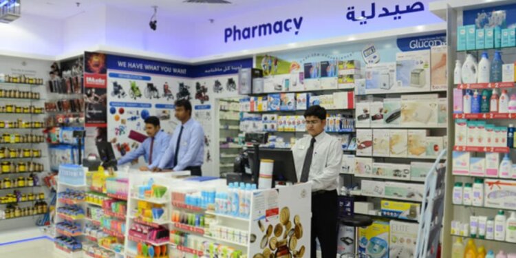 السعيدي يصدر قرارًا وزاريًا بتحديد مواعيد العمل في الصيدليات