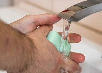 قوائم الطعام منها.. 10 أشياء عليك غسل يديك بعد استعمالها