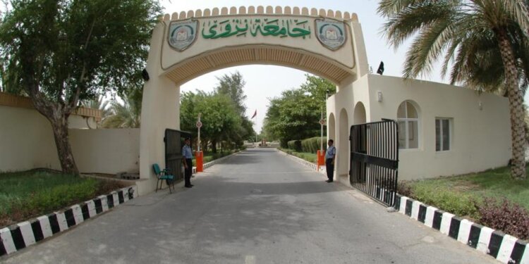 جامعة نزوى تحتفي بالأديب عبد الله الطائي في يوم اللغة العربية العالمي