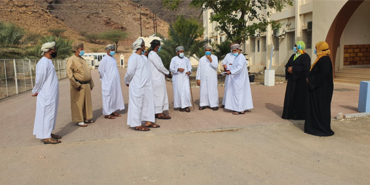 لجنة الشؤون البلدية بالعامرات تتابع الطلبات الخدمية بوادي الميح