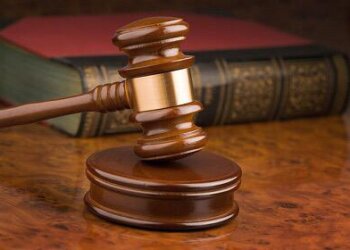 لبيعه زيوتًا مستعملة على إنها جديدة.. حكم قضائي ضد متهم بالإدانة وغرامات مالية بقريات