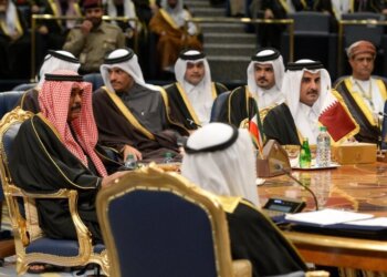أمير قطر يرأس وفد بلاده للقمة الخليجية