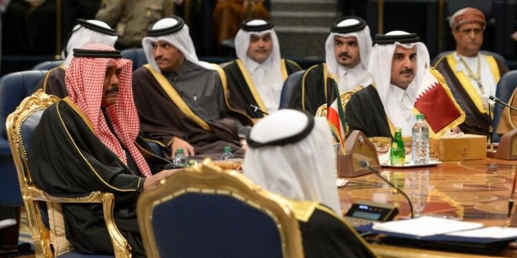 أمير قطر يرأس وفد بلاده للقمة الخليجية