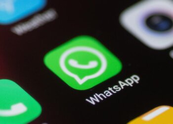 واتساب يتراجع تحت الضغط.. لن يجبر المستخدمين على ربط حساباتهم الآن