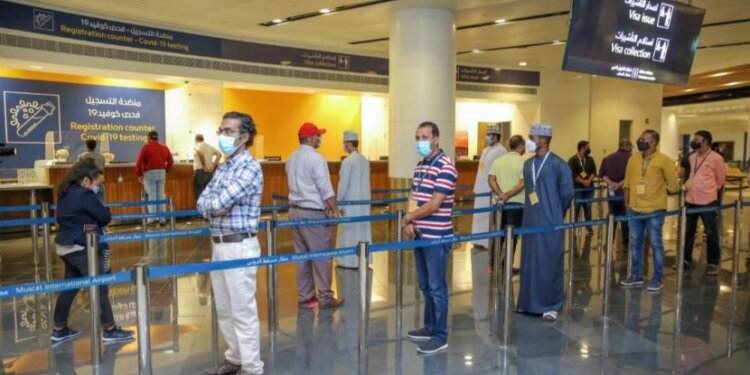 أراب ويكلي: تشيد بالإجراءات التي اتخذتها حكومة السلطنة في تعمين المزيد من الوظائف