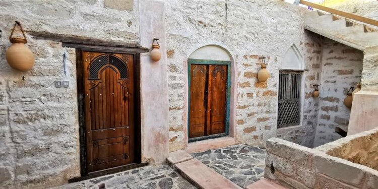 الزخارف والتشكيلات المعمارية من الفنون التقليدية في محافظة ظفار