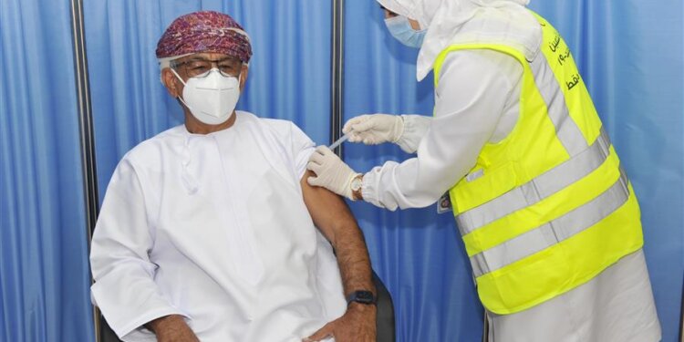 وزارة الصحة تبدأ التطعيم بالجرعة الثانية من لقاح “فايزر – بيونتيك”