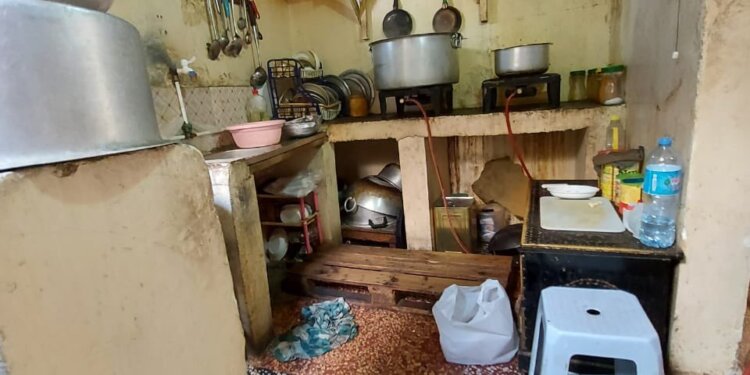 مداهمة وإغلاق منزلاً بولاية مطرح