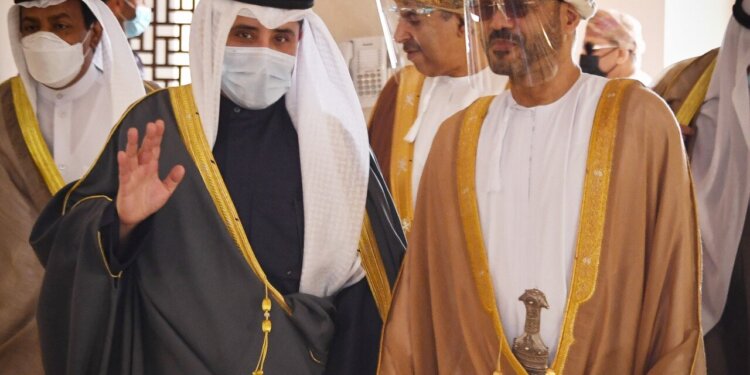 السلطنة والكويت تستعرضان العلاقات الأخوية الثنائية المتينة