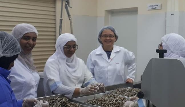 عمانية تطور منتجات سمكية تقليدية بلمسات عصرية مثل المالح العماني المطور وبرجر السمك ومخلل الحبار