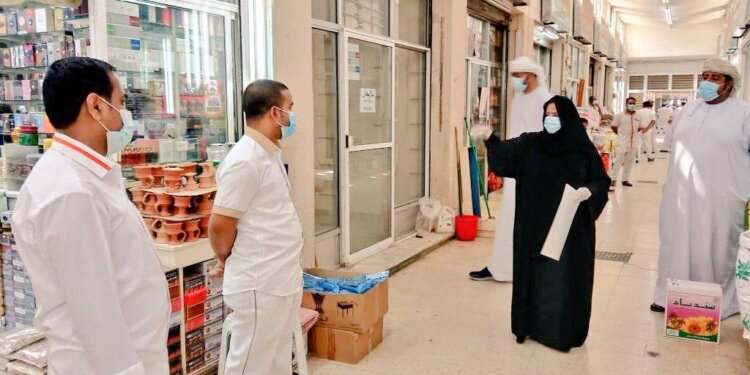 برنامجًا توعويًا حول الإجراءات الاحترازية للحد من انتشار فايروس كورونا بالبريمي