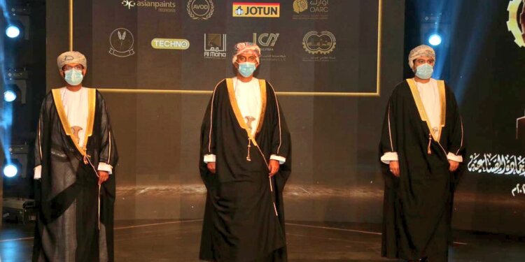 التجارة والصناعة تحتفل بيوم الصناعة العمانية.. وتعلن عن الفائزين بجائزة السلطان المعظم للإجادة الصناعية