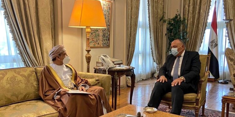 سفير السلطنة لدى جمهورية ⁧‫مصر‬⁩ العربية يقدم نسخة من أوراق اعتماده