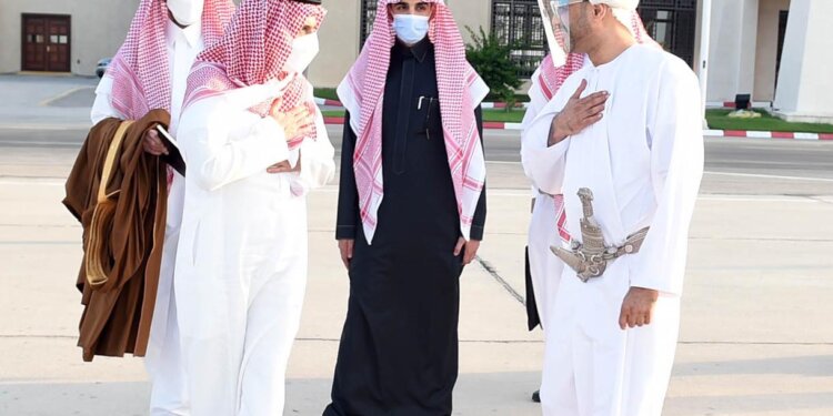 وزير الخارجية السعودي يُغادر السلطنة